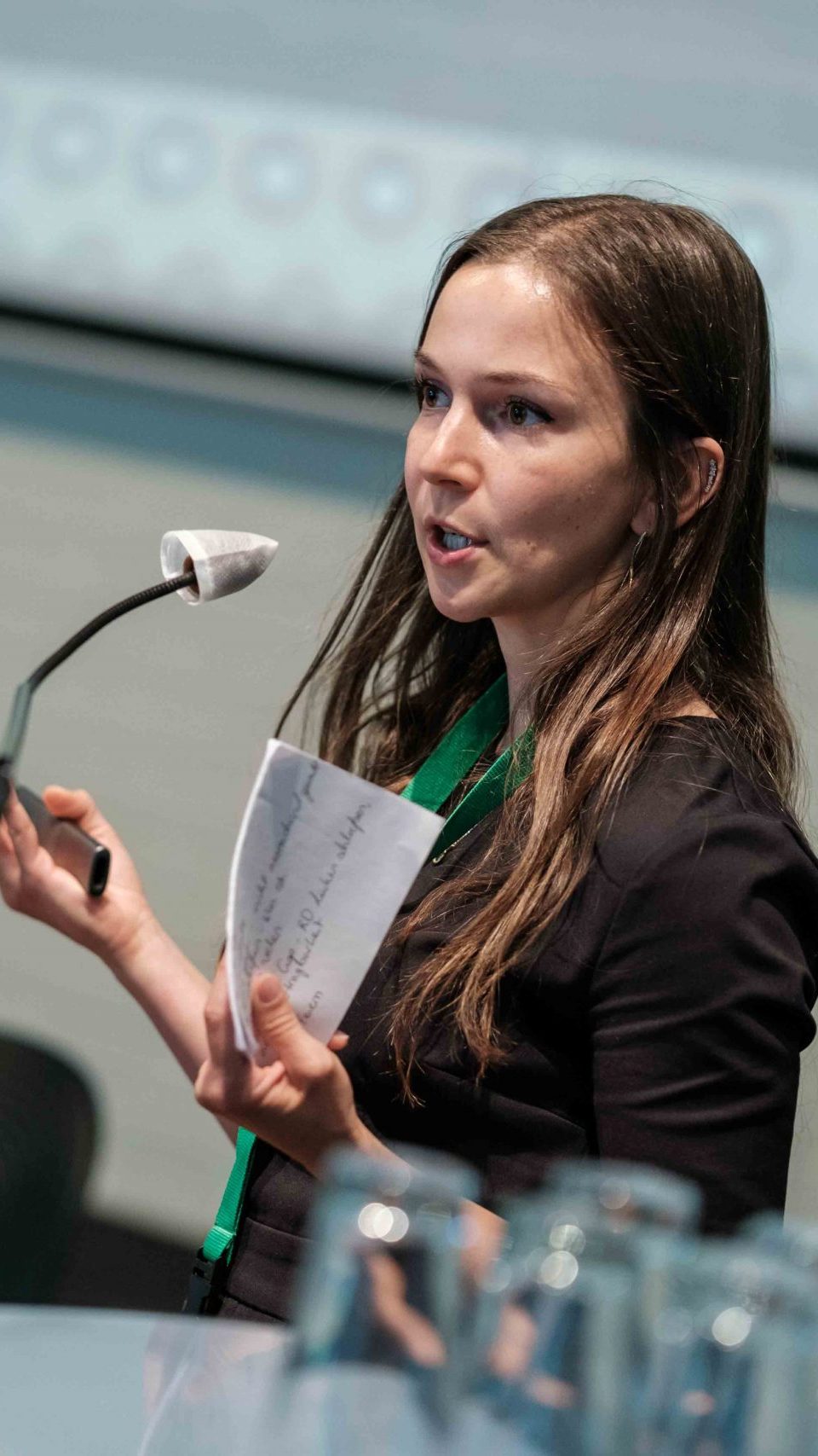 Sarah Kosecki hält eine Rede