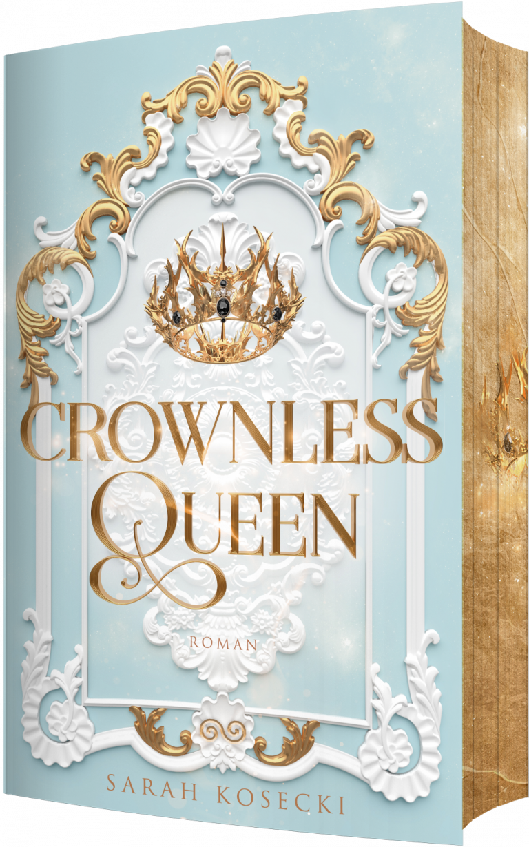 Buchcover mit Farbschnitt von Crownless Queen von Sarah Kosecki: Weißer Stuck auf blauem Hintergrund, goldener Titel und goldene Krone, dramatische Fantasy-Stimmung.