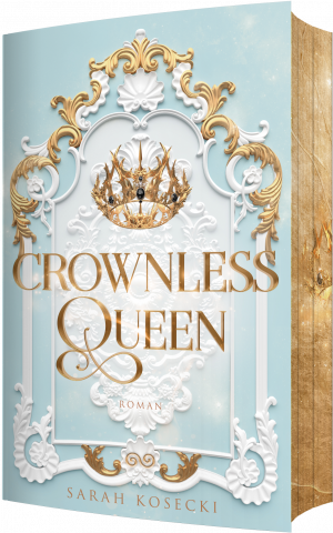 Buchcover mit Farbschnitt von Crownless Queen von Sarah Kosecki: Weißer Stuck auf blauem Hintergrund, goldener Titel und goldene Krone, dramatische Fantasy-Stimmung.